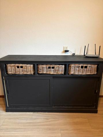 Zwarte kast met opbergmanden