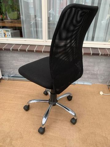 Zwarte bureaustoel met mesh rugleuning
