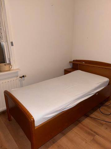 Elektrisch Houten bed met nachtkastje GRATIS OPHALEN