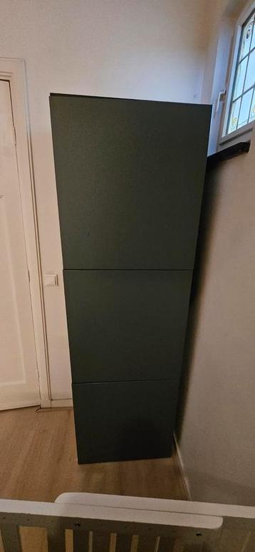 GRATIS Ikea besta meubel met groen/blauwe kastdeurtjes