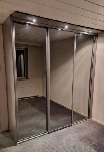 Grote schuifdeurkast met spiegeldeuren