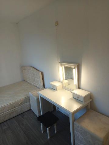 Kaptafel met spiegel en krukje