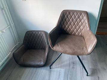 Gratis af te halen: 2 bruine stoelen (1 met poten, 1 zonder)