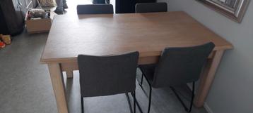 Eetkamertafel met 4 stoelen