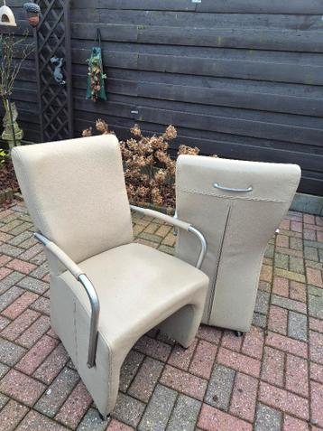 GRATIS 4 leren stoelen met wieltjes