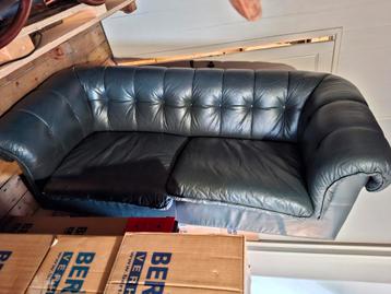 GRATIS: Donkergroene leren Chesterfield bank - goede staat!