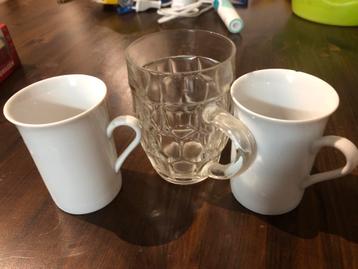 Diverse verzameling van mokken en een glas