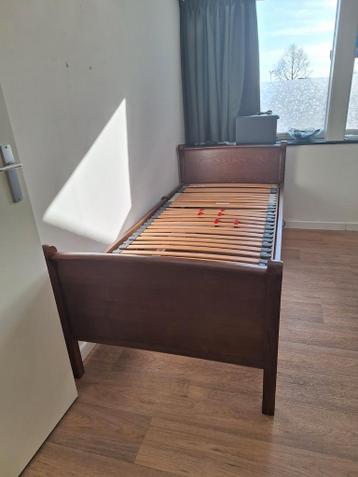 Seniorenbed met elektr. Verstelbare lattenbodem + 2 kastjes
