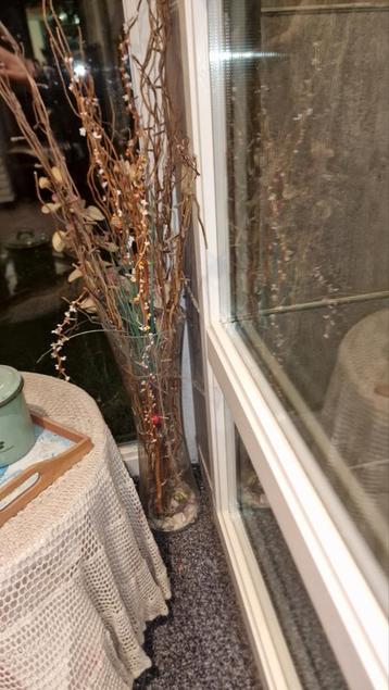 Twee vazen met decoratie, gratis op te halen.