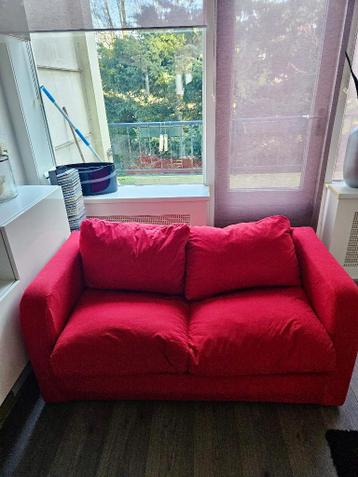 GRATIS – Rood sofabed + bijpassend tapijt