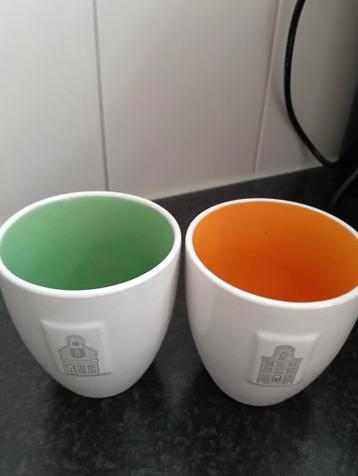 5 ontbijtborden, 2 schalen, 2 mokken