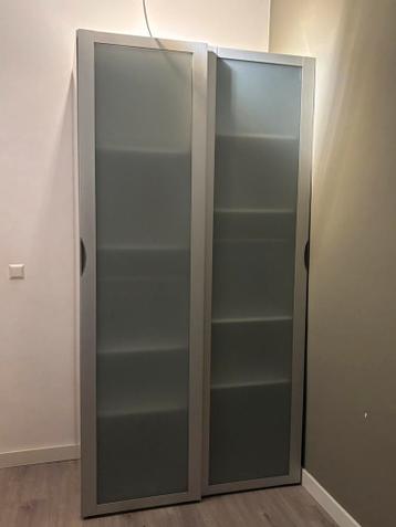Grijze ikea kast met glazen melkglas deuren