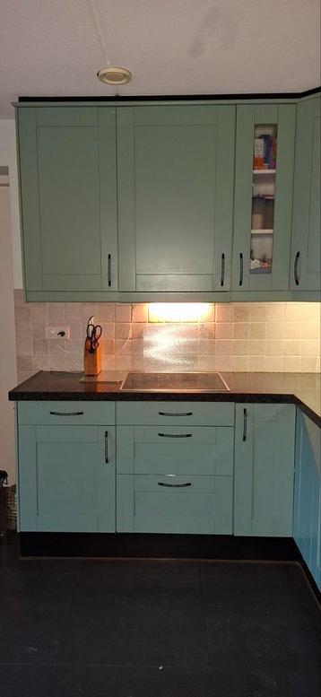 Groene Hoekkeuken met Granieten Blad