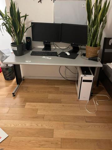 Stevig bureau met zwart metalen poten