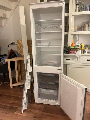 Inbouwkoelkast en vriezer - let op kapotte deur