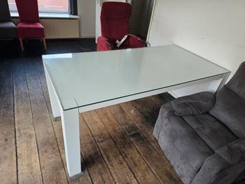 Hoogglans witte eettafel met glasplaat