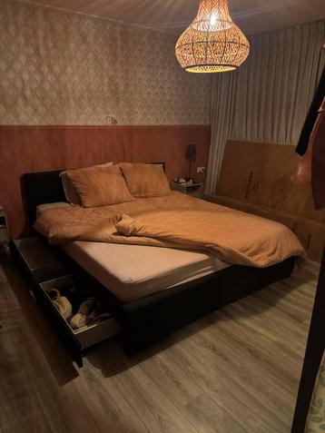 Tweepersoonsbed met opbergruimte