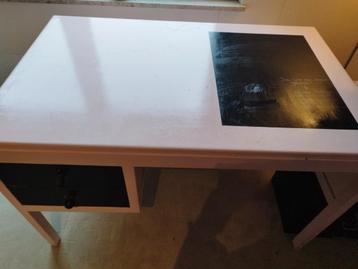 Roze/krijtzwart bureau.