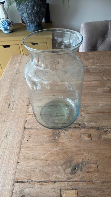 Gratis glazen witte vaas 30 cm hoog