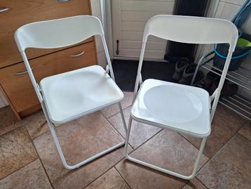 Witte klapstoelen - set van twee gratis