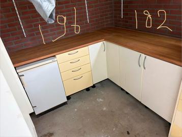 Gratis keukenkastjes met blad en vriezer