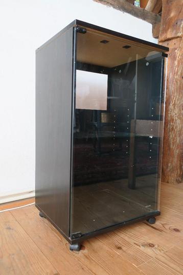 kastje met galzen deur