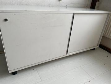 Metalen kast met schuifdeuren