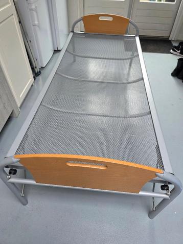 2 bedden met spiraalbodem en matrassen