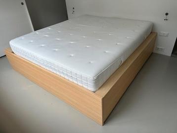 Tweepersoonsbed 1.80cm met ombouw
