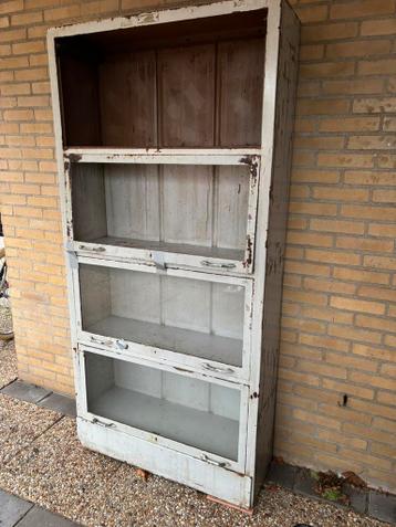 Industriële versie van een apothekerskast.