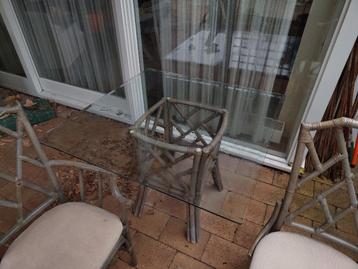 Tafel en stoelen gratis.