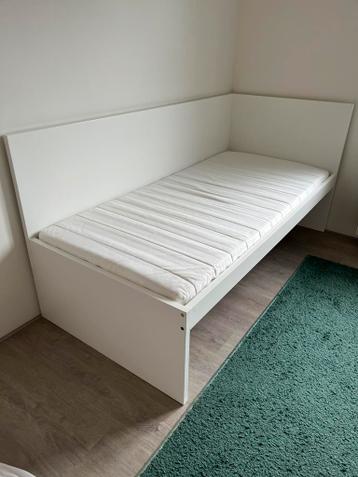 1 persoons bed / matras / lattenbodem met relaxte ombouw