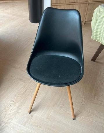 4 zwarte kuipstoelen met houten poten