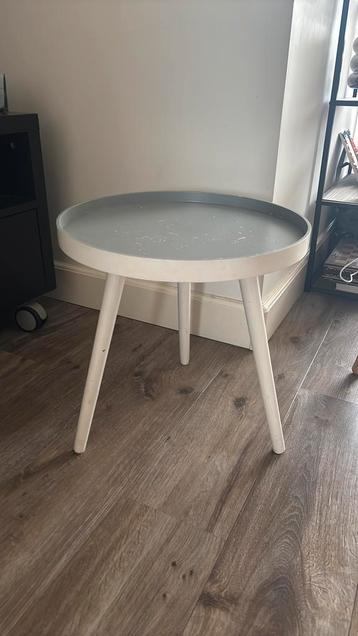 Gratis: Grijs wit houten bijzettafeltje