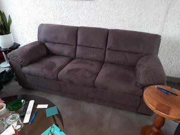 Gratis afhalen nubuck 3 zitter bank 5 jaar oud.