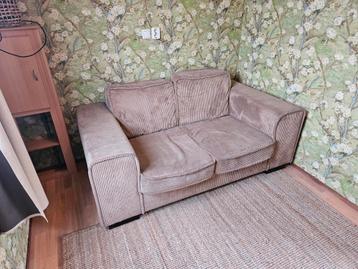 Beige 2-persoons bank in zeer goede staat