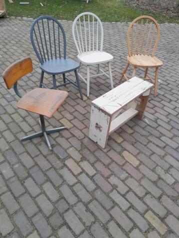 Vier stoelen en een kruk