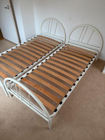 2 stalen bedden met lattenbodem