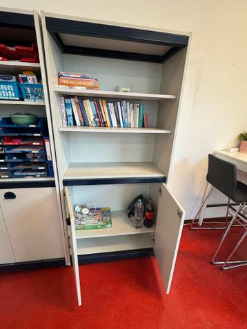 Degelijke houten opbergkast met metalen frame