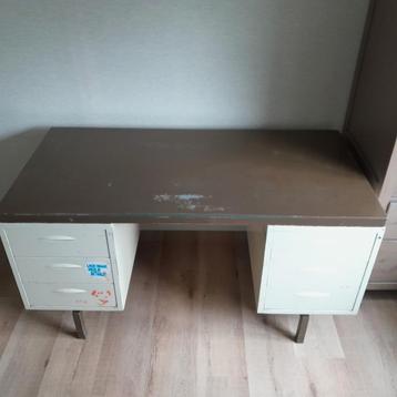 Bureau van metaal