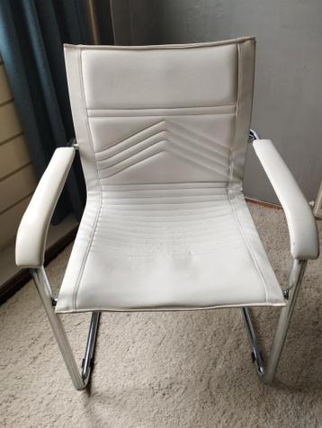 4 eetkamerstoelen, leer met chroom GRATIS