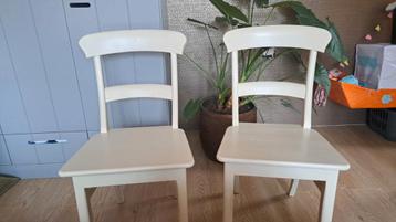 Stevige houten stoelen