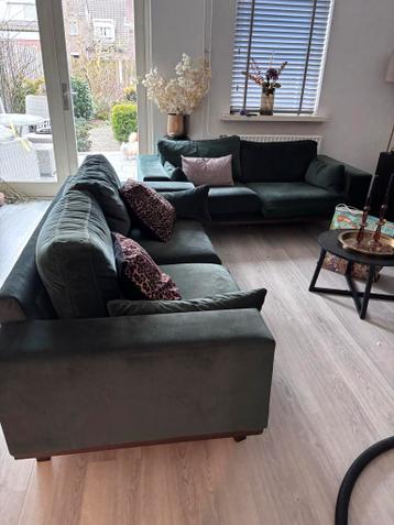 Twee groene Wehkamp tweepersoonsbanken