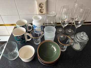 Gratis diverse glazen, kommen en mokken