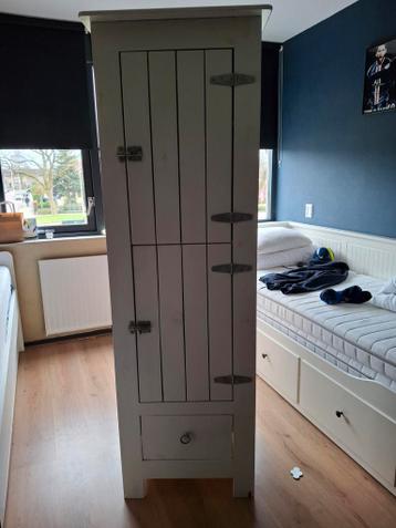 Witte, smalle kast met deur en lade