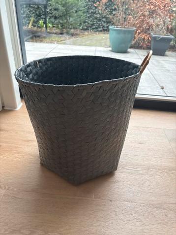 Grijze mand met handvat