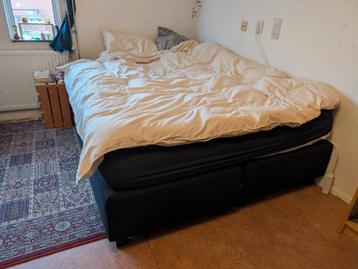 Gratis zwarte boxspring 160x210 - Zo goed als nieuw!