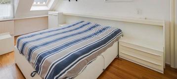 Gratis 2-persoons bed met ombouw, nachtkastjes en kastje