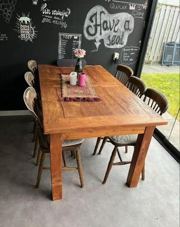 Houten tafel met 2 lades