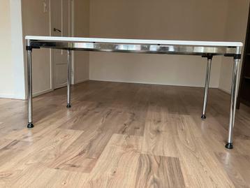 Tafel met wit houten blad en ijzeren onderstel